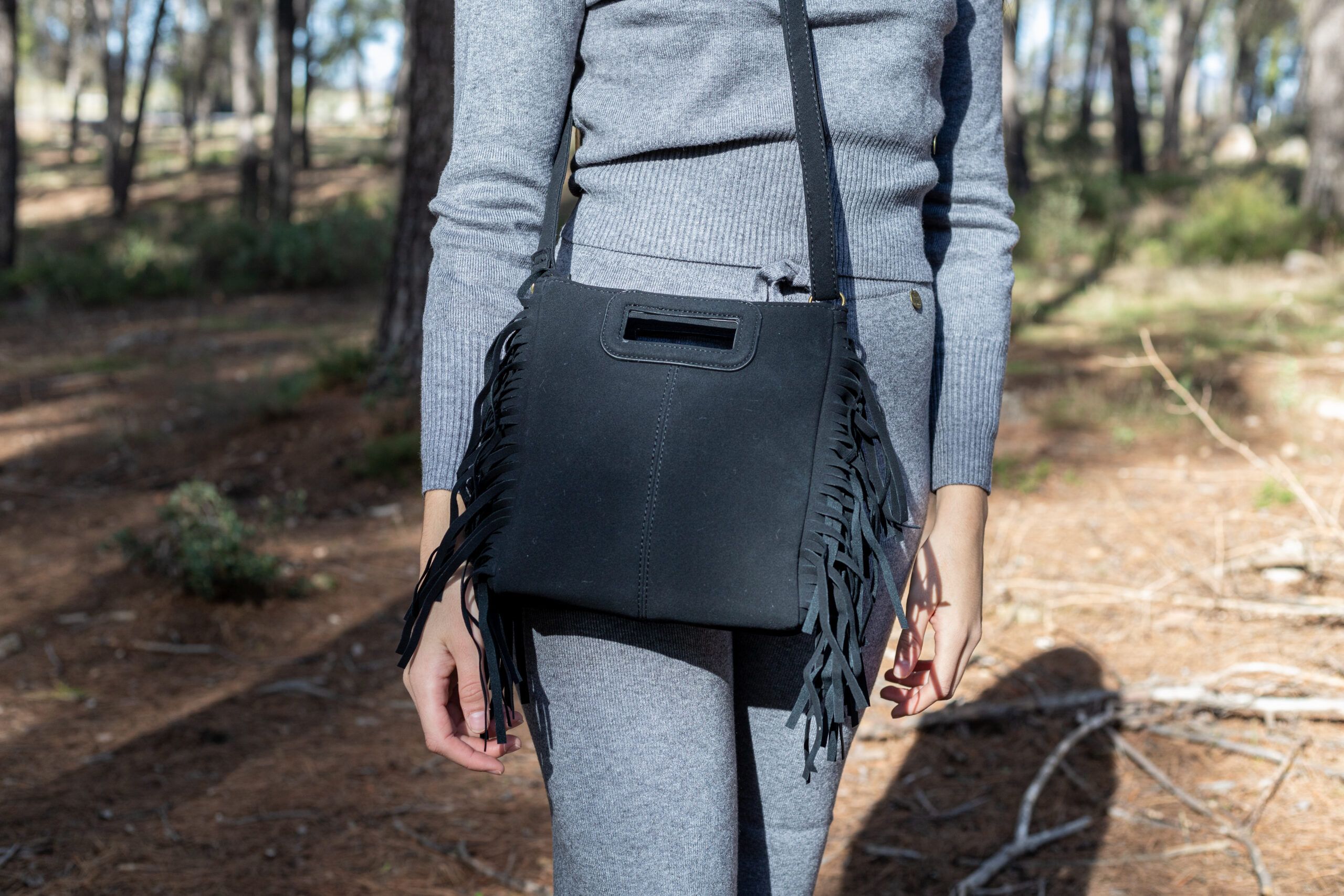 Bolso bandolera negro con flecos estilo boho